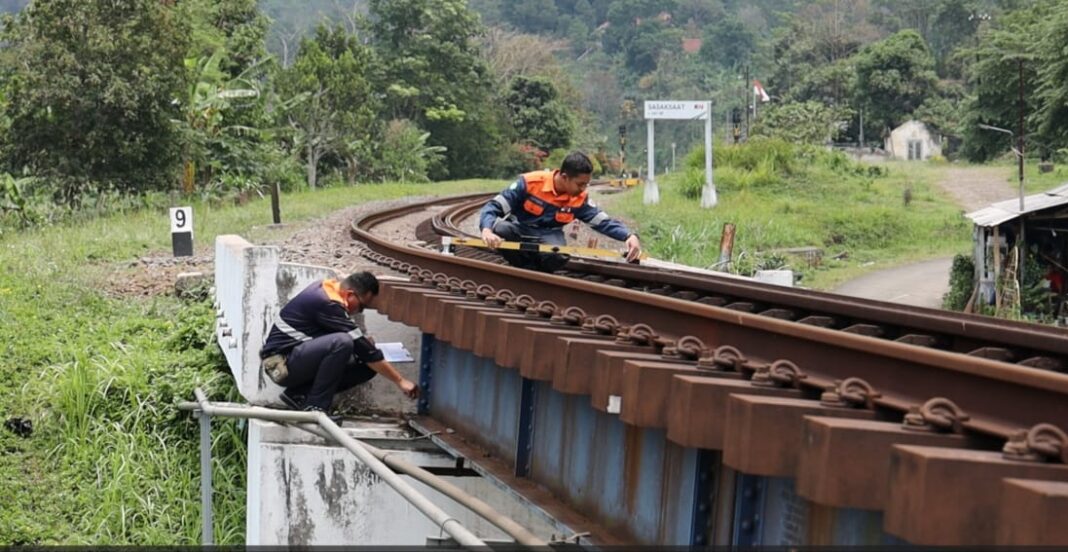 CAPTION ARTIKEL 2: Dua orang petugas memeriksa kondisi jalur kereta. (Istimewa) CAPTION ARTIKEL 2: Dua orang petugas memeriksa kondisi jalur kereta. (Istimewa)