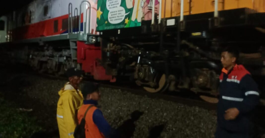 CAPTION ARTIKEL 4: Beberapa petugas masih bersiaga pada petak jalan Ciamis-Manonjaya yang menjadi titik gogosan. (Istimewa) CAPTION ARTIKEL 4: Beberapa petugas masih bersiaga pada petak jalan Ciamis-Manonjaya yang menjadi titik gogosan. (Istimewa)