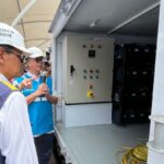 CAPTION ARTIKEL 2: Yuliot Tanjung, Wamen ESDM (kiri) meninjau SPKLU Mobile di Cirebonm (Istimewa)