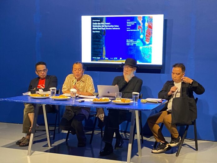 Yustiono, Jim Supangkat, Bambang Q-Anees dan moderator berikan paparan menarik perihal buku yang ditulis Yustiono