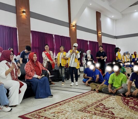 Kepala Dinas Pemberdayaan Perempuan Perlindungan Anak dan Keluarga Berencana (DP3AKB) Jawa Barat Siska Gerfianti berkumpul bersama dalam acara pertemuan LPKA