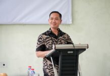 Sesmen berikan paparan pada saat berkunjung ke Garut