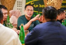 Sekretaris Kemendukbangga Budi Setyono saat berbincang dengan sejumlah jurnalis di Garut pada Jumat malam