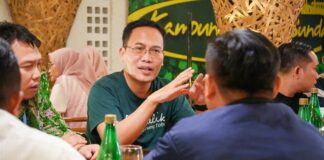 Sekretaris Kemendukbangga Budi Setyono saat berbincang dengan sejumlah jurnalis di Garut pada Jumat malam