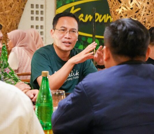 Sekretaris Kemendukbangga Budi Setyono saat berbincang dengan sejumlah jurnalis di Garut pada Jumat malam