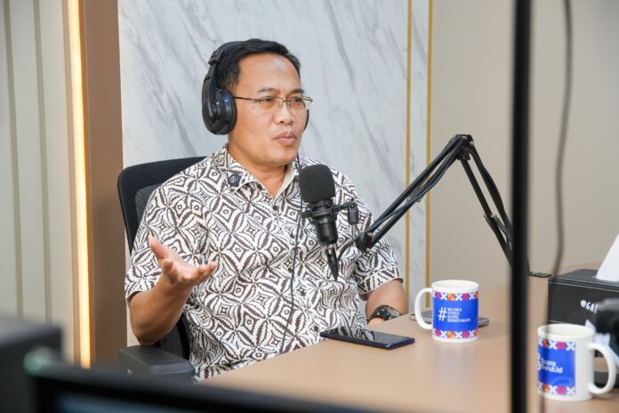 sesmenkemendukbangga memberikan paparan perihal jurnalis saat podcast berlangsung