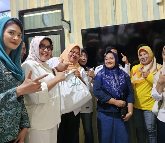 Kepala Dinas Pemberdayaan Perempuan Perlindungan Anak dan Keluarga Berencana (DP3AKB) Jawa Barat Siska Gerfianti saat meninjau pelayanan vasektomi Bersama Ketua Tim Penggerak Pemberdayaan dan Kesejahteraan Keluarga (PKK) Kabupaten Subang Ega Anjani di Puskesmas Ciasem.