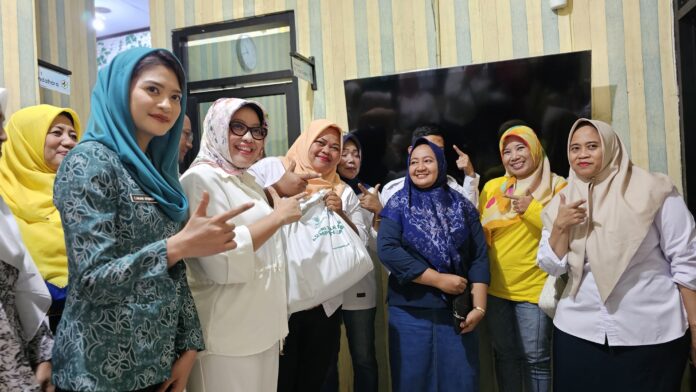 Kepala Dinas Pemberdayaan Perempuan Perlindungan Anak dan Keluarga Berencana (DP3AKB) Jawa Barat Siska Gerfianti saat meninjau pelayanan vasektomi Bersama Ketua Tim Penggerak Pemberdayaan dan Kesejahteraan Keluarga (PKK) Kabupaten Subang Ega Anjani di Puskesmas Ciasem. Kepala Dinas Pemberdayaan Perempuan Perlindungan Anak dan Keluarga Berencana (DP3AKB) Jawa Barat Siska Gerfianti saat meninjau pelayanan vasektomi Bersama Ketua Tim Penggerak Pemberdayaan dan Kesejahteraan Keluarga (PKK) Kabupaten Subang Ega Anjani di Puskesmas Ciasem.