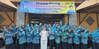 Ketua Tim Penggerak PKK Jawa Barat Siska Gerfianti berfoto bersama pengurus PKK