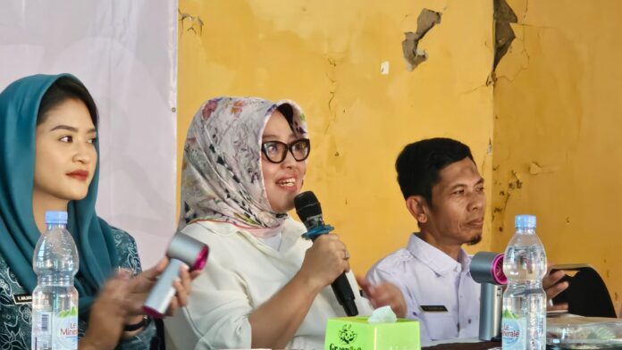 Kepala Dinas Pemberdayaan Perempuan Perlindungan Anak dan Keluarga Berencana (DP3AKB) Jawa Barat Siska Gerfianti berikan paparan pada yang hadir Kepala Dinas Pemberdayaan Perempuan Perlindungan Anak dan Keluarga Berencana (DP3AKB) Jawa Barat Siska Gerfianti berikan paparan pada yang hadir