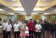 Ketua SATGAS PASTI Jabar berfoto bersama awak media di OJK Jabar