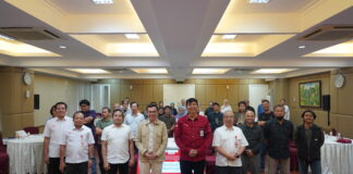 Ketua SATGAS PASTI Jabar berfoto bersama awak media di OJK Jabar