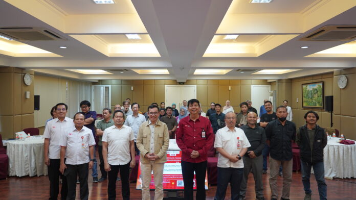 Ketua SATGAS PASTI Jabar berfoto bersama awak media di OJK Jabar