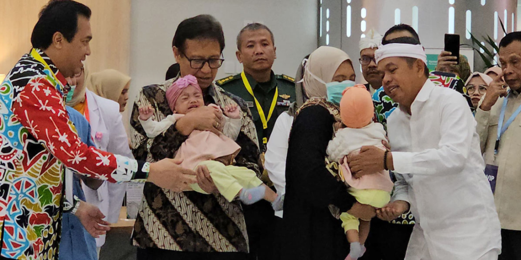 KDM tampak hadir bersama para ibu PKK dan bapak pimpinan lainnya