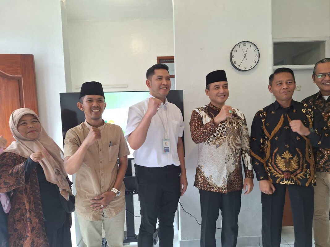 H. Erwin, S.E., M.Pd., Wakil Walikota Bandung berfoto bersama Abdullah, Direktur HCI dan para tokoh masyarakat lainnya H. Erwin, S.E., M.Pd., Wakil Walikota Bandung berfoto bersama Abdullah, Direktur HCI dan para tokoh masyarakat lainnya
