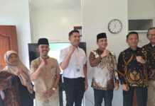 H. Erwin, S.E., M.Pd., Wakil Walikota Bandung berfoto bersama Abdullah, Direktur HCI dan para tokoh masyarakat lainnya