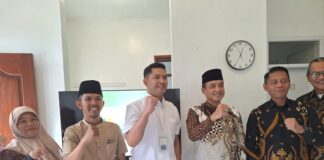 H. Erwin, S.E., M.Pd., Wakil Walikota Bandung berfoto bersama Abdullah, Direktur HCI dan para tokoh masyarakat lainnya