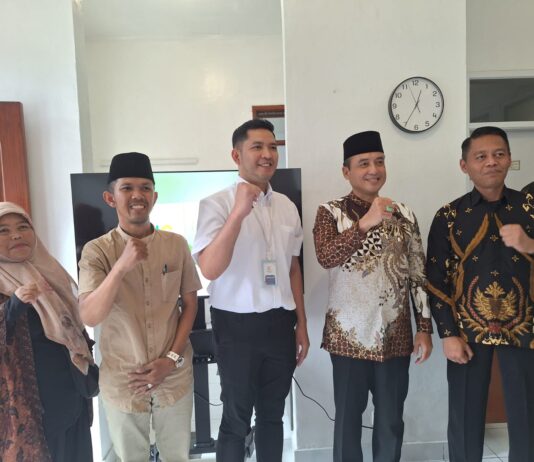 H. Erwin, S.E., M.Pd., Wakil Walikota Bandung berfoto bersama Abdullah, Direktur HCI dan para tokoh masyarakat lainnya