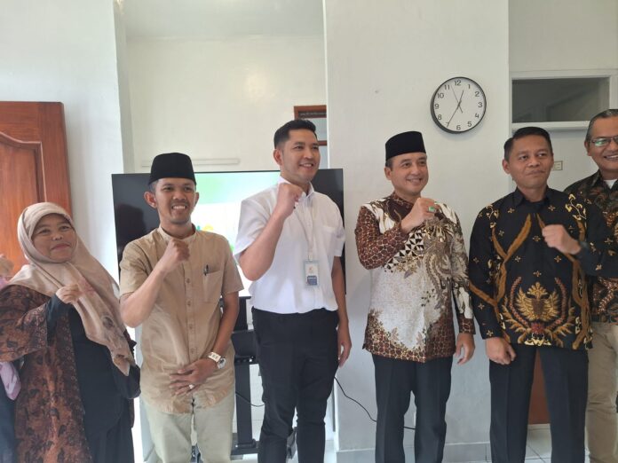 H. Erwin, S.E., M.Pd., Wakil Walikota Bandung berfoto bersama Abdullah, Direktur HCI dan para tokoh masyarakat lainnya H. Erwin, S.E., M.Pd., Wakil Walikota Bandung berfoto bersama Abdullah, Direktur HCI dan para tokoh masyarakat lainnya
