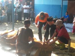 Ketua DKM Masjid bersama para ustad mempersiapkan penyembelihan sapi pertama di Masjid Baiturahman