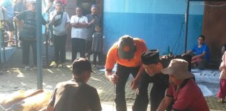 Ketua DKM Masjid bersama para ustad mempersiapkan penyembelihan sapi pertama di Masjid Baiturahman
