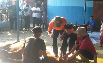 Ketua DKM Masjid bersama para ustad mempersiapkan penyembelihan sapi pertama di Masjid Baiturahman