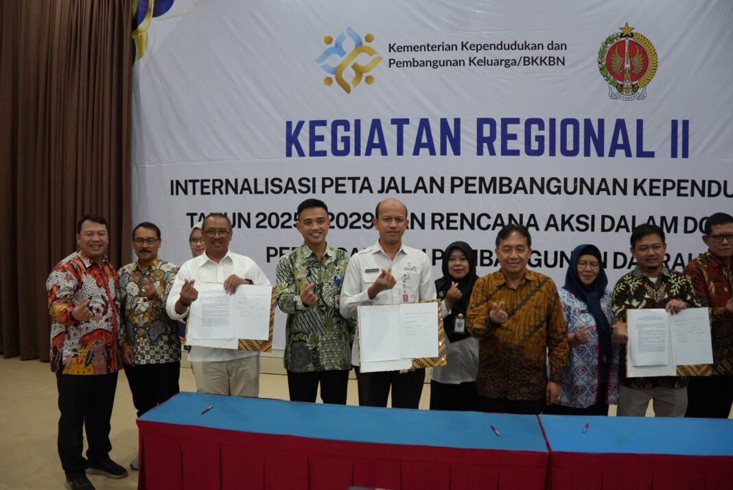 Berfoto bersama setelah acara penandatanganan
