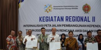 Berfoto bersama setelah acara penandatanganan