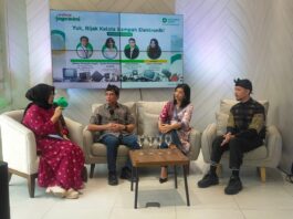 Jimmy Perangin Angin, Grup Chief of HC, GA, Litigation & CSR Erajaya Group berikan paparan bersama narsum dan host lain
