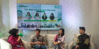 Jimmy Perangin Angin, Grup Chief of HC, GA, Litigation & CSR Erajaya Group berikan paparan bersama narsum dan host lain