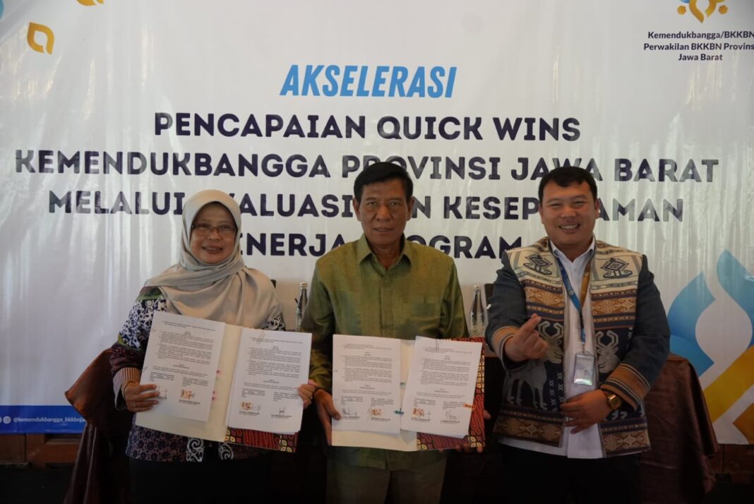 Kepala Perwakilan Kemendukbangga/BKKBN Provinsi Jawa Barat Dadi Ahmad Roswandi berfoto bersama
