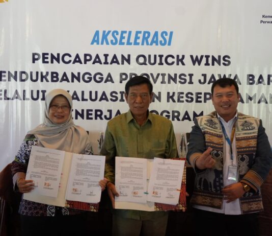 Kepala Perwakilan Kemendukbangga/BKKBN Provinsi Jawa Barat Dadi Ahmad Roswandi berfoto bersama