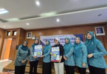 Ketua Tim Penggerak Pemberdayaan dan Kesejahteraan Keluarga (TP PKK) Provinsi Jawa Barat Siska Gerfianti berfoto bersama setelah acara usai