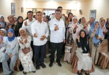 (Mendukbangga)/Kepala Badan Kependudukan dan Keluarga Berencana Nasional (BKKBN) Wihaji berfoto bersama Wakil Gubernur Jabar, Erwan dan lainnya usai gerakan Sehati di Pangalengan