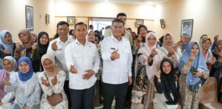 (Mendukbangga)/Kepala Badan Kependudukan dan Keluarga Berencana Nasional (BKKBN) Wihaji berfoto bersama Wakil Gubernur Jabar, Erwan dan lainnya usai gerakan Sehati di Pangalengan