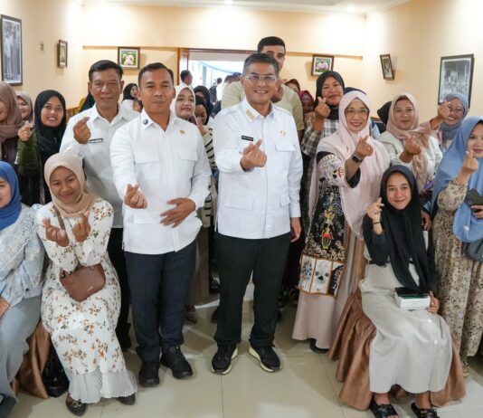 (Mendukbangga)/Kepala Badan Kependudukan dan Keluarga Berencana Nasional (BKKBN) Wihaji berfoto bersama Wakil Gubernur Jabar, Erwan dan lainnya usai gerakan Sehati di Pangalengan