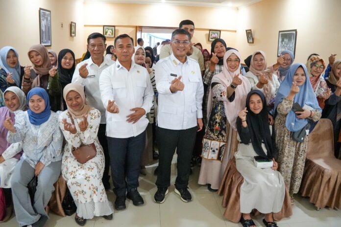 Kependudukan dan Keluarga Berencana Nasional (BKKBN) Wihaji berfoto bersama Wakil Gubernur Jabar, Erwan dan lainnya usai gerakan Sehati di Pangalengan (Mendukbangga)/Kepala Badan Kependudukan dan Keluarga Berencana Nasional (BKKBN) Wihaji berfoto bersama Wakil Gubernur Jabar, Erwan dan lainnya usai gerakan Sehati di Pangalengan