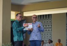 Menerima penghargaan pada peringatan Harganas di Depok Jabar