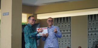 Menerima penghargaan pada peringatan Harganas di Depok Jabar