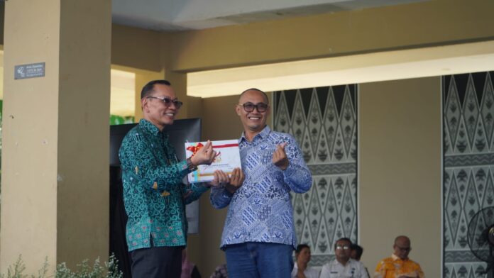 Menerima penghargaan pada peringatan Harganas di Depok Jabar