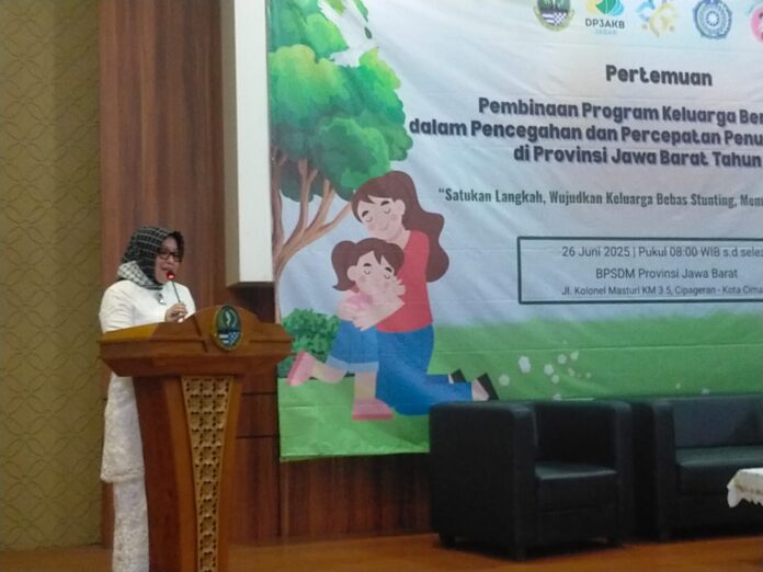 Dr.Siska Gerfianti berikan paparan perihal strategi kerja peningkatan stunting di tiap daerah di Jabar Dr.Siska Gerfianti berikan paparan perihal strategi kerja peningkatan stunting di tiap daerah di Jabar