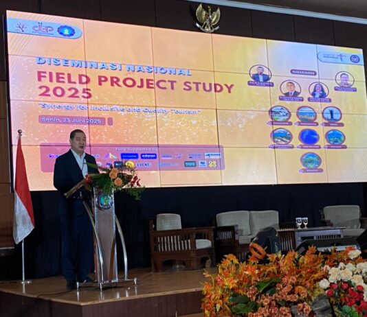 Direktur Poltekpar NHI Bandung, Dr. Masatip, MM.Par., CEE berikan sambutan pada saat perhelatan FPS di NHI