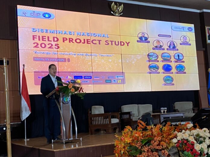 Direktur Poltekpar NHI Bandung, Dr. Masatip, MM.Par., CEE berikan sambutan pada saat perhelatan FPS di NHI Direktur Poltekpar NHI Bandung, Dr. Masatip, MM.Par., CEE berikan sambutan pada saat perhelatan FPS di NHI