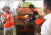 Sahrum Umar berikan demo tips membakar sampah melalui mesin Insinerator Jaya di Desa Cibuntu Kab.Bekasi