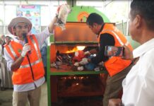 Sahrum Umar berikan demo tips membakar sampah melalui mesin Insinerator Jaya di Desa Cibuntu Kab.Bekasi