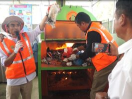 Sahrum Umar berikan demo tips membakar sampah melalui mesin Insinerator Jaya di Desa Cibuntu Kab.Bekasi