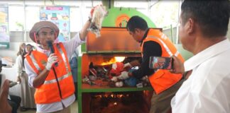 Sahrum Umar berikan demo tips membakar sampah melalui mesin Insinerator Jaya di Desa Cibuntu Kab.Bekasi