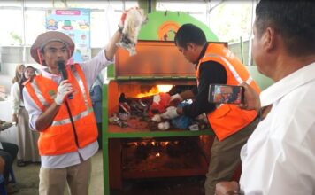 Sahrum Umar berikan demo tips membakar sampah melalui mesin Insinerator Jaya di Desa Cibuntu Kab.Bekasi