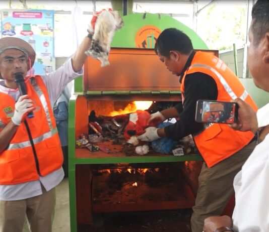 Sahrum Umar berikan demo tips membakar sampah melalui mesin Insinerator Jaya di Desa Cibuntu Kab.Bekasi