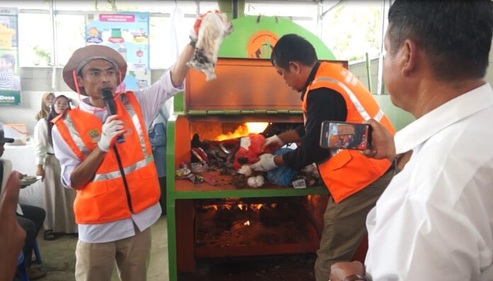 Sahrum Umar berikan demo tips membakar sampah melalui mesin Insinerator Jaya di Desa Cibuntu Kab.Bekasi Sahrum Umar berikan demo tips membakar sampah melalui mesin Insinerator Jaya di Desa Cibuntu Kab.Bekasi